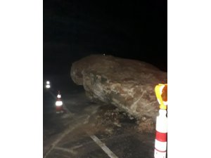 Kaş’ta karayoluna kaya düştü
