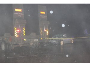 Otomobil askeri tıra çarptı: 1 ölü 1 yaralı