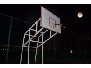 Kendini basket potasına asan genci polis son anda kurtardı