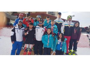 Rüzgar kayak kulübü madalyaları topladı