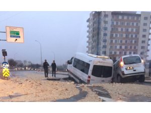 Gaziantep Fıstıklı Mahallesi Yeni Stat kavşağında bulunan karayolunda çökme meydana geldi. Yolda çukur oluşurken, 2 araç çukura düşerek hasar gördü.