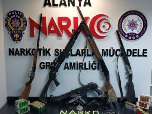 Alanya’da uyuşturucu tacirinin evi silah deposu çıktı