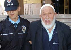 80'lik dede asansörde iki kadını taciz etti