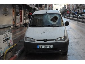 Çatıdan düşen baca hasara yol açtı