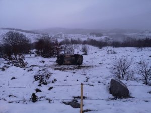 Karlı yolda 4 takla atan araçtan sağ çıktı