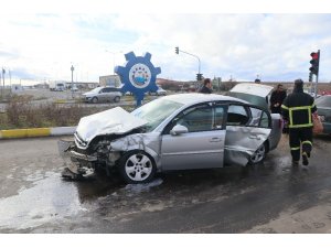 Kırmızı ışık ihlali kazaya neden oldu: 1’i çocuk 3 yaralı