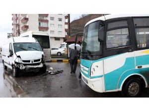 Öğrenci servisi minibüsle kafa kafaya çarpıştı: 5 yaralı