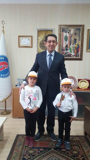 Öğrencilerden ‘Doğruluk Kalemi’ hediyesi