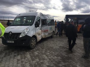 Belediye otobüsü ile servis aracı çarpıştı: 6 yaralı