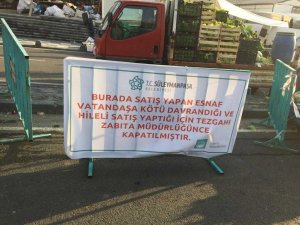 Zabıta, pazarcıya verilen cezayı pankartla duyurdu