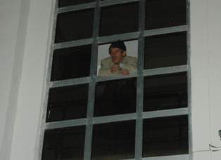 Öğrenci velisi, okulda mahsur kaldı