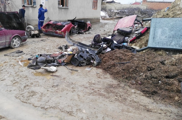 Çalıntı araçları parçalarken yakalandı