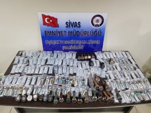 Yolcu otobüsünde 250 bin liralık kaçak kol saati ele geçirildi
