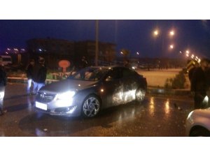 Kavşakta iki araç kafa kafaya çarpıştı: 2 yaralı