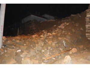 Yıkılan duvar elektrik direğini devirdi, mahalle elektriksiz kaldı