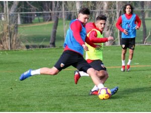 Kayserispor antrenmanlarında taktik çalışıyor