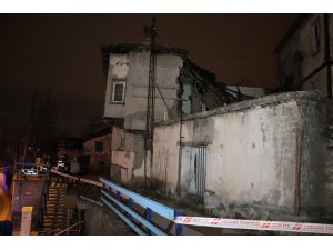 Başkent’te 2 katlı ev çöktü
