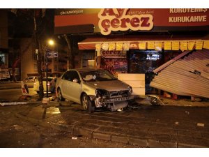 Kontrolden çıkan otomobil dükkanlara daldı