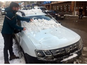 Çatıdan düşen kar 2 otomobili hurdaya çevirdi