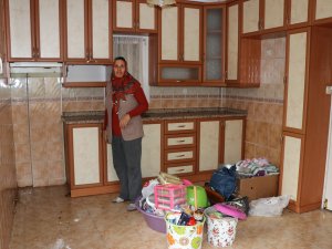 Evleri yıkılmak üzere olan aile sıcak yuvaya kavuştu