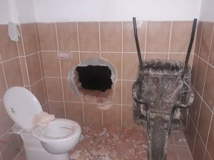 Evin duvarını delip hırsızlık yaparken yakalandılar