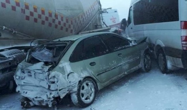 Erzurum'da zincirleme kaza! 20 araç birbirine girdi!