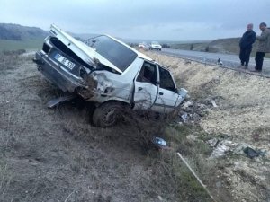 Otomobil şarampole yuvarlandı