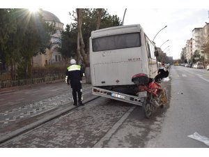 Park halindeki otobüse çarpan motosiklet sürücüsü yaralandı