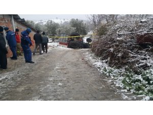 Eşinin kullandığı traktörün altında kaldı