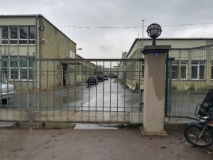 Kocaeli’de fabrika yıkımında işçiler çatıdan düştü: 1 ölü 1 yaralı