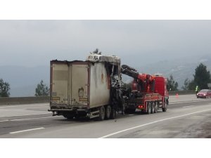 Seyir halindeki tır bir anda alev aldı