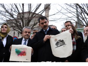 Bakan Kurum, vatandaşlara bez çanta dağıttı