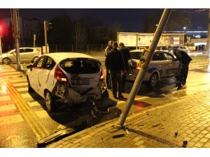Kaza yapan otomobil kaldırımda bekleyen kadına çarptı: 1 yaralı