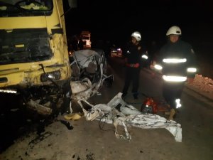 Kamyonla çarpışan otomobilin sürücüsü hayatını kaybetti