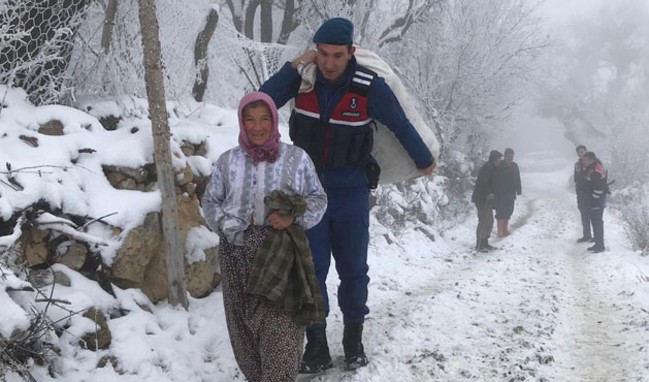 Alkışlanacak hareket Jandarmadan vatandaşa yardım eli!