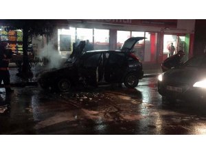 Kontağı çevirdi, otomobilin motor kısmı alev aldı