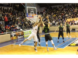 Karesispor zirveyi bırakmadı
