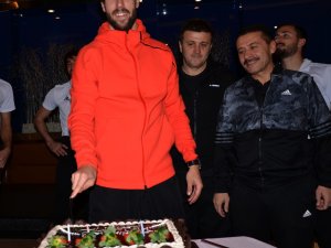 Kırmızı beyazlı topçulara doğum günü sürprizi