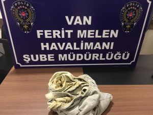 İç çamaşırında esrarla yakalandı