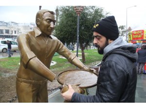 "Künefe çeviren adam" heykeli tamir edilecek