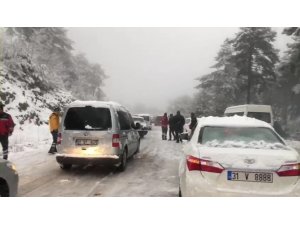 Kar görmeye giden vatandaşlar araçlarıyla mahsur kaldı