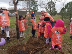 Öğrenciler ağaç fidanı dikti