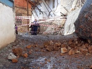 Bozkır'da etkili sağanak kayaları parçaladı