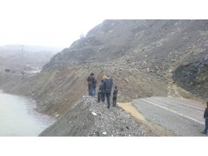Park halindeki otomobil toprak ve kaya parçaları altında kaldı