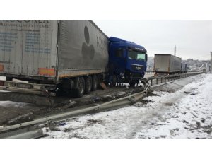 Tosya’da kar ve sis sonrası maddi hasarlı trafik kazası meydana geldi