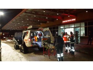 Yol kapanınca hastaya karpalet ambulansla ulaştılar