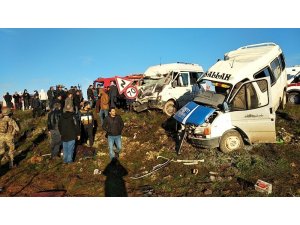 Öğrenci sevisi ile işçi servisi çarpıştı ölü ve yaralılar var