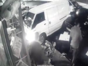 Kamyonetin altında kalmaktan saniyelerle kurtuldu
