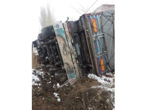 Tır şarampole devrildi, 1 yaralı