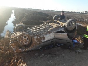 Devrilen otomobilde sıkışan sürücü kurtarıldı